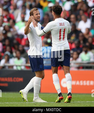 England's Harry Kane (links) feiert zählende zweite Ziel seiner Seite des Spiels mit Dele Alli während der internationalen Freundschaftsspiel im Wembley Stadion, London. Stockfoto