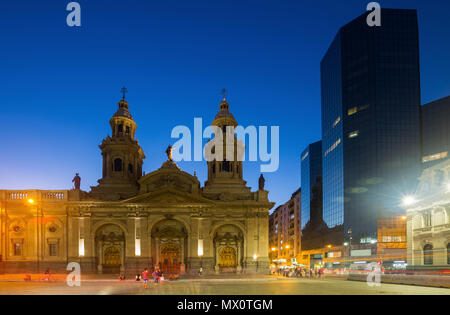 Plaza de Armas Platz im Zentrum von Santiago mit abendlichen Beleuchtung. Santiago, Chile Stockfoto