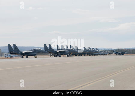 EIELSON AIR FORCE BASE, Alaska – US-Air Force Flugzeuge zugeordnet, die 335th Fighter Squadron, Seymour Johnson Air Force Base, N.C., 13. Fighter Squadron, Misawa Air Base, Japan, und die 18. Aggressor Squadron, bereiten Sie für einen Ausfall während der nördlichen Rand 2017 (NE17) 1. Mai 2017, Eielson Air Force Base, Alaska. NE17 ist Alaskas erste gemeinsame Übung sollen üben, Operationen, Techniken und Verfahren sowie die Interoperabilität zwischen den Diensten zu verbessern. Tausende von Teilnehmern aus allen Diensten, Flieger, Soldaten, Matrosen, Marines und Küste Gardisten aus dem active Stockfoto