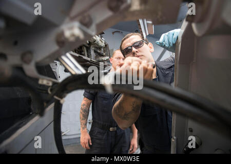 Mittelmeer (30. April 2017) Die Gunner Mate Seemann David Melgarlae, aus New Orleans, führt die Instandhaltung auf Mark 38 25 mm Chain Gun Komponenten an Bord der Arleigh-Burke-Klasse geführte Anti-raketen-Zerstörer USS Ross (DDG71), das am 30. April 2017. Ross, Vorwärts - Rota, Spanien bereitgestellt werden, ist die Durchführung von naval Operations in den USA 6 Flotte Bereich der Maßnahmen zur Unterstützung der US-amerikanischen nationalen Sicherheitsinteressen in Europa und Afrika. Stockfoto