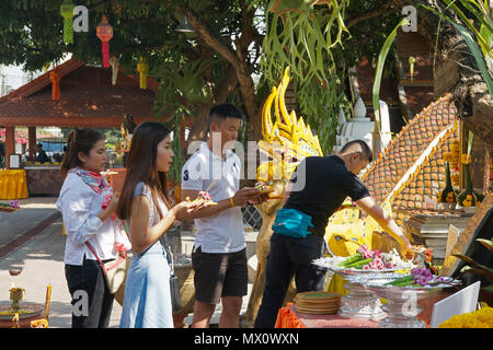 Menschen Opfergaben und Gebete Wat Ket Karem Tempel Chiang Mai Nordthailand Stockfoto