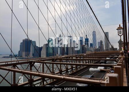 Blick auf die Skyline von Brooklyn Bridge, New York, USA Stockfoto