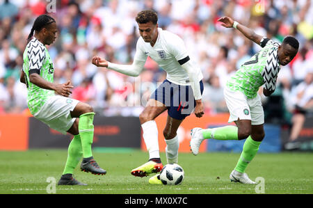 England's Dele Alli (Mitte) beim Kampf um den Ball mit der nigerianischen Ogenyi Onazi (rechts) und Joel Obi während der internationalen Freundschaftsspiel im Wembley Stadion, London. Stockfoto