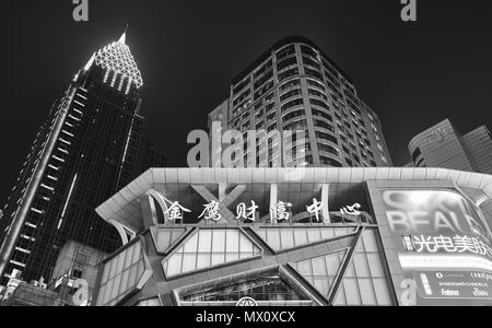 Chongqing, China - Oktober 02, 2017: Moderne Gebäude in der Innenstadt von Chongqing in der Nacht. Stockfoto