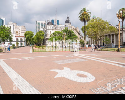 Menschen am Hauptplatz Plaza de Mayo in Monserrat Bezirk der Hauptstadt Buenos Aires, Argentinien Stockfoto