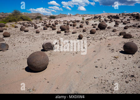 Landschaft und Steinformationen in Ischigualasto Provincial Park, Ausläufern der Anden. Argentinien, Patagonien Stockfoto