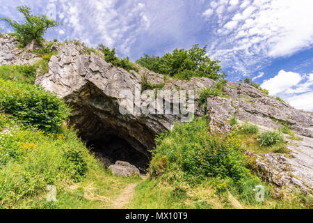 Höhle Eintrag Felsen berg himmel wolken Stockfoto