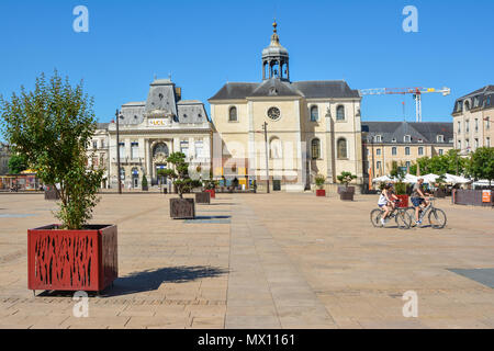 LE MANS, Frankreich - Juli 17, 2016: Platz der Freiheit mit Straßenbahn und Gebäuden, die in Le Mans, Frankreich Stockfoto