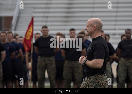 Recruiting Station Fort Worth kommandierenden Offizier, Maj. Robert F. Kann, spricht mit personalvermittlern und Zukunft Marines während der jährlichen der Station Pool Funktion an Bord Brauer High School, April 29. Die Veranstaltung umfasste eine anfängliche Stärke Test, Feld Wettbewerb und Spaß mit einigen bohren Ausbilder Treffen. (Marine Corps Sgt. Danielle Rodrigues/Freigegeben) Stockfoto