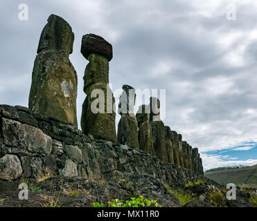 Tongariki Moai, größte rekonstruierte Ahu archäologische Stätte, mit rotem scouria Haarschopf, Osterinsel, Rapa Nui, Chile Stockfoto