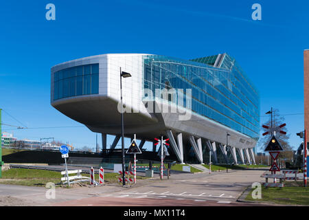 AMSTERDAM, NIEDERLANDE, 25. MÄRZ 2017: Fassade des ehemaligen ING House, aber heutzutage ist das Gebäude ist wie ein Gebäude für verschiedene Unternehmen und Stockfoto