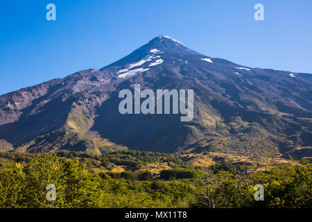 Blick auf den Vulkan Lanin in der Patagonischen Anden an der Grenze zwischen Argentinien und Chile. Stockfoto