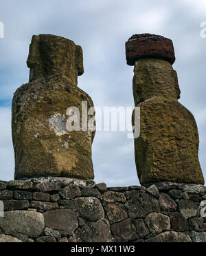 Nahaufnahme von tongariki Moai, größte rekonstruierte Ahu archäologische Stätte, mit rotem scouria Haarschopf, Osterinsel, Rapa Nui, Chile Stockfoto