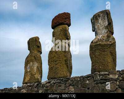 Nahaufnahme von tongariki Moai, größte rekonstruierte Ahu archäologische Stätte, mit rotem scouria Haarschopf, Osterinsel, Rapa Nui, Chile Stockfoto