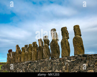 Tongariki Moai, größte rekonstruierte Ahu archäologische Stätte, mit rotem scouria Haarschopf, Osterinsel, Rapa Nui, Chile Stockfoto