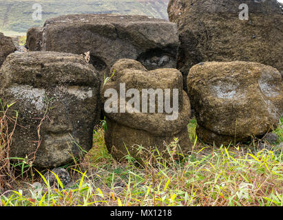 Restlichen gefallenen Steinen Tongariki Moai, größte rekonstruierte Ahu, Osterinsel, Rapa Nui, Chile Stockfoto