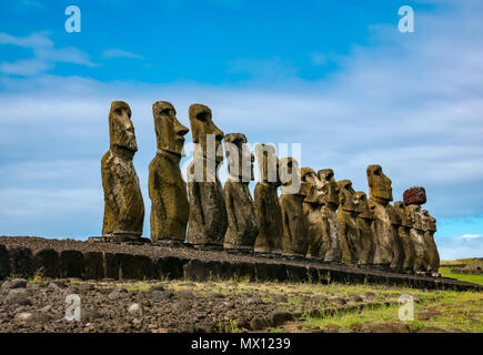 Tongariki Moai, größte rekonstruierte Ahu archäologische Stätte, mit rotem scouria Haarschopf, Osterinsel, Rapa Nui, Chile Stockfoto