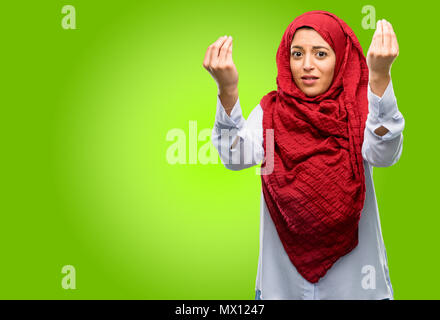 Junge arabische Frau, tragen, Hijab wütend Gestik, die typisch italienische Geste mit der Hand, die Kamera schaut Stockfoto
