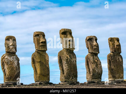 Tongariki Moai, größte rekonstruierte Ahu, mit dem Pazifischen Ozean Kulisse, Osterinsel, Rapa Nui, Chile Stockfoto