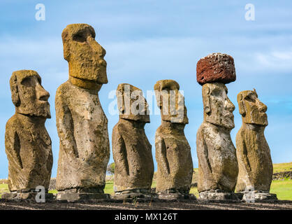 Tongariki Moai, größte rekonstruierte Ahu archäologische Stätte, mit rotem scouria Haarschopf, Osterinsel, Rapa Nui, Chile Stockfoto