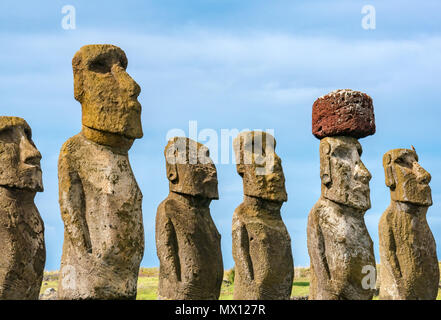 Nahaufnahme von tongariki Moai, größte rekonstruierte Ahu archäologische Stätte, mit rotem scouria Haarschopf, Osterinsel, Rapa Nui, Chile Stockfoto