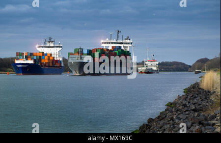 Schiffe, die in den Kanal. Andere Perspektive und Schiffstypen. Passagier- und Containerschiffe. Stockfoto