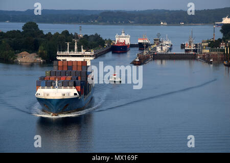 Schiffe, die in den Kanal. Andere Perspektive und Schiffstypen. Passagier- und Containerschiffe. Stockfoto