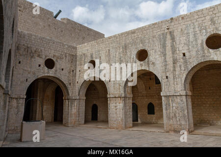 Untere Ebene im Inneren Fort Lovrijenac, Dubrovnik, Kroatien. Stockfoto