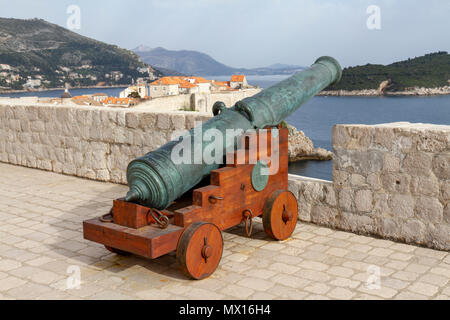 Canon auf der obersten Ebene des Fort Lovrijenac, Dubrovnik, Kroatien. Stockfoto