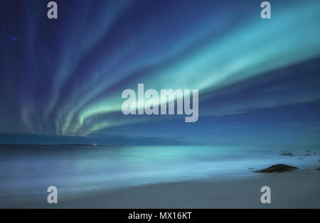 Nordinsel Licht unter Bergen. Wunderschöne natürliche Landschaft im Norwegen Stockfoto