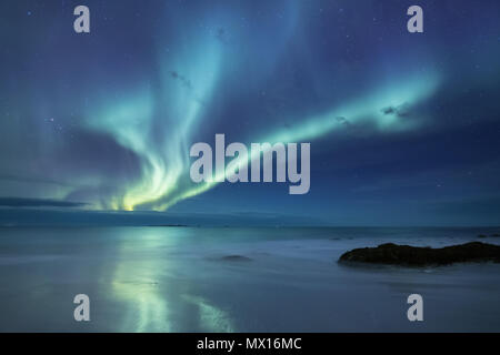 Nordinsel Licht unter Bergen. Wunderschöne natürliche Landschaft im Norwegen Stockfoto