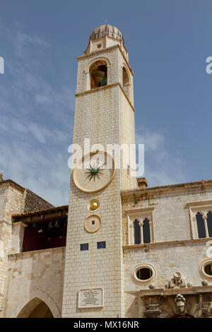 Die Stadt Uhrturm und Glockenturm in der Altstadt von Dubrovnik, Kroatien. Stockfoto
