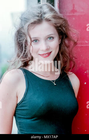 Darsteller Anna Friel am Set von "You Drive Me Crazy' at Plumpton College. Stockfoto