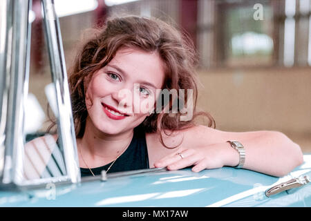 Darsteller Anna Friel am Set von "You Drive Me Crazy' at Plumpton College. Stockfoto