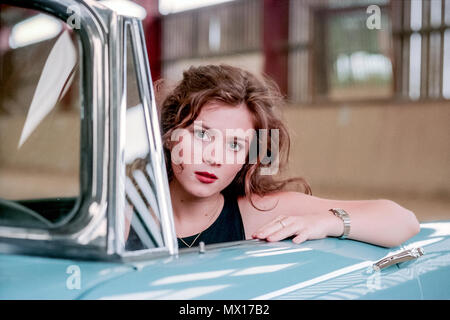 Darsteller Anna Friel am Set von "You Drive Me Crazy' at Plumpton College. Stockfoto