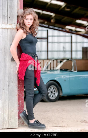 Darsteller Anna Friel am Set von "You Drive Me Crazy' at Plumpton College. Stockfoto