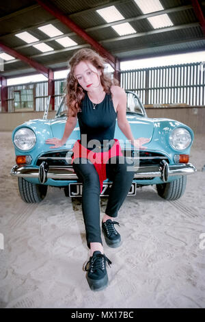 Darsteller Anna Friel am Set von "You Drive Me Crazy' at Plumpton College. Stockfoto