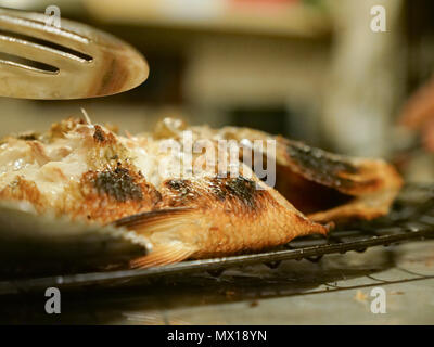 Fisch vom Grill serviert und serviert mit Gemüse im Restaurant. Stockfoto