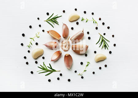 Knoblauch mit Kraut auf weißem Hintergrund. Ansicht von oben Stockfoto