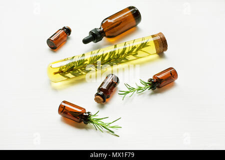 Glas Flasche ätherisches Öl mit Rosmarin. Ansicht von oben Stockfoto