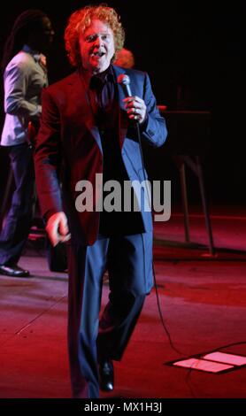 Liverpool, Großbritannien, Simply Red aka Mick Hucknall führt heraus Masse zu verkaufen in Liverpool Echo Arena, Kredit Ian Fairbrother/Alamy Stockfotos Stockfoto