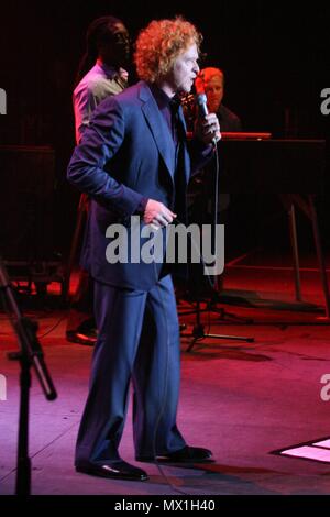 Liverpool, Großbritannien, Simply Red aka Mick Hucknall führt heraus Masse zu verkaufen in Liverpool Echo Arena, Kredit Ian Fairbrother/Alamy Stockfotos Stockfoto