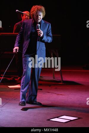 Liverpool, Großbritannien, Simply Red aka Mick Hucknall führt heraus Masse zu verkaufen in Liverpool Echo Arena, Kredit Ian Fairbrother/Alamy Stockfotos Stockfoto