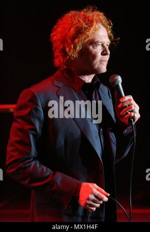 Liverpool, Großbritannien, Simply Red aka Mick Hucknall führt heraus Masse zu verkaufen in Liverpool Echo Arena, Kredit Ian Fairbrother/Alamy Stockfotos Stockfoto