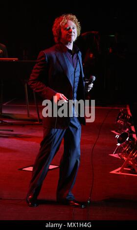 Liverpool, Großbritannien, Simply Red aka Mick Hucknall führt heraus Masse zu verkaufen in Liverpool Echo Arena, Kredit Ian Fairbrother/Alamy Stockfotos Stockfoto