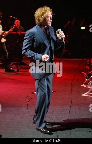 Liverpool, Großbritannien, Simply Red aka Mick Hucknall führt heraus Masse zu verkaufen in Liverpool Echo Arena, Kredit Ian Fairbrother/Alamy Stockfotos Stockfoto