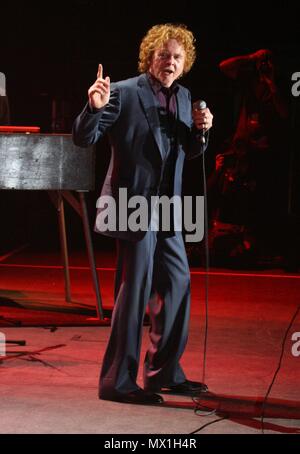 Liverpool, Großbritannien, Simply Red aka Mick Hucknall führt heraus Masse zu verkaufen in Liverpool Echo Arena, Kredit Ian Fairbrother/Alamy Stockfotos Stockfoto