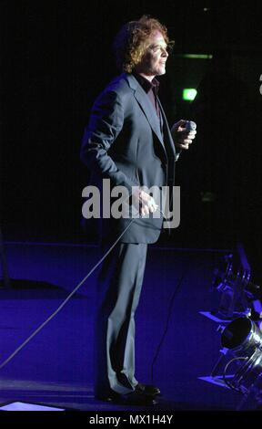 Liverpool, Großbritannien, Simply Red aka Mick Hucknall führt heraus Masse zu verkaufen in Liverpool Echo Arena, Kredit Ian Fairbrother/Alamy Stockfotos Stockfoto