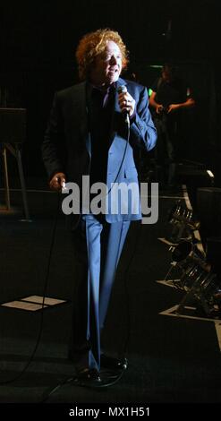 Liverpool, Großbritannien, Simply Red aka Mick Hucknall führt heraus Masse zu verkaufen in Liverpool Echo Arena, Kredit Ian Fairbrother/Alamy Stockfotos Stockfoto