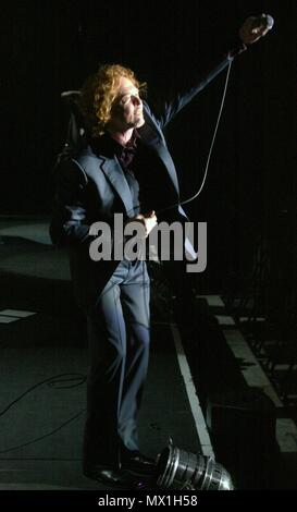 Liverpool, Großbritannien, Simply Red aka Mick Hucknall führt heraus Masse zu verkaufen in Liverpool Echo Arena, Kredit Ian Fairbrother/Alamy Stockfotos Stockfoto